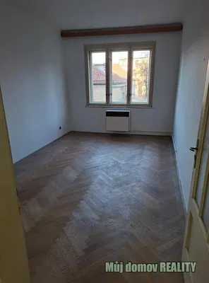 Yatak odası; ahşap zemin, manzara, doğal ışık