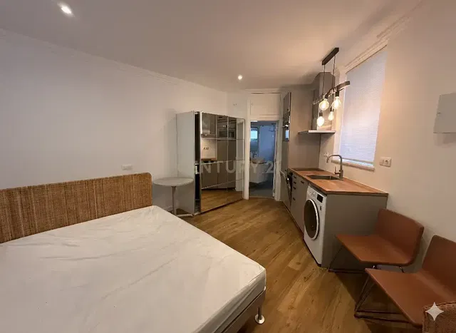 Quarto; chão de madeira, luz natural