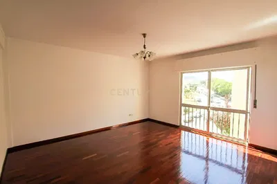 Soggiorno; vista, pavimento in legno, luce naturale