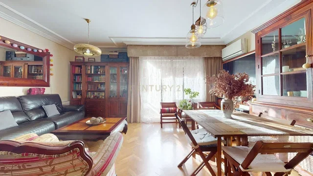 Oturma odası; ahşap zemin, doğal ışık, rustik stil