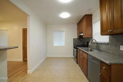 Cuisine; électroménager, carrelage, lumière naturelle