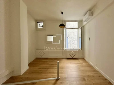 Dormitorio; suelo de madera, luz natural