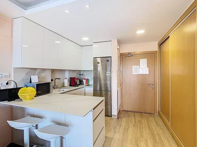 Κουζίνα; συσκευές κουζίνας, φυσικό φως, μοντέρνο στυλ