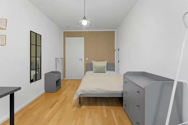 Dormitorio; suelo de madera, luz natural