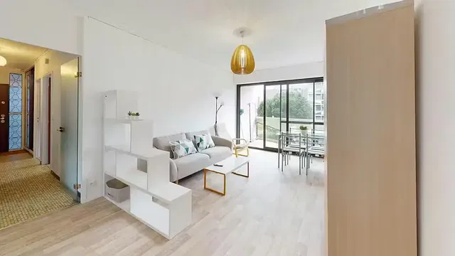 Soggiorno; luce naturale, stile moderno, pavimento in legno