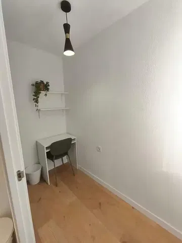 Παιδικό δωμάτιο; ξύλινο πάτωμα, φυσικό φως