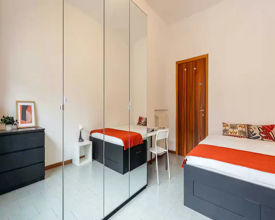 Camera da letto; pavimento in piastrelle, luce naturale