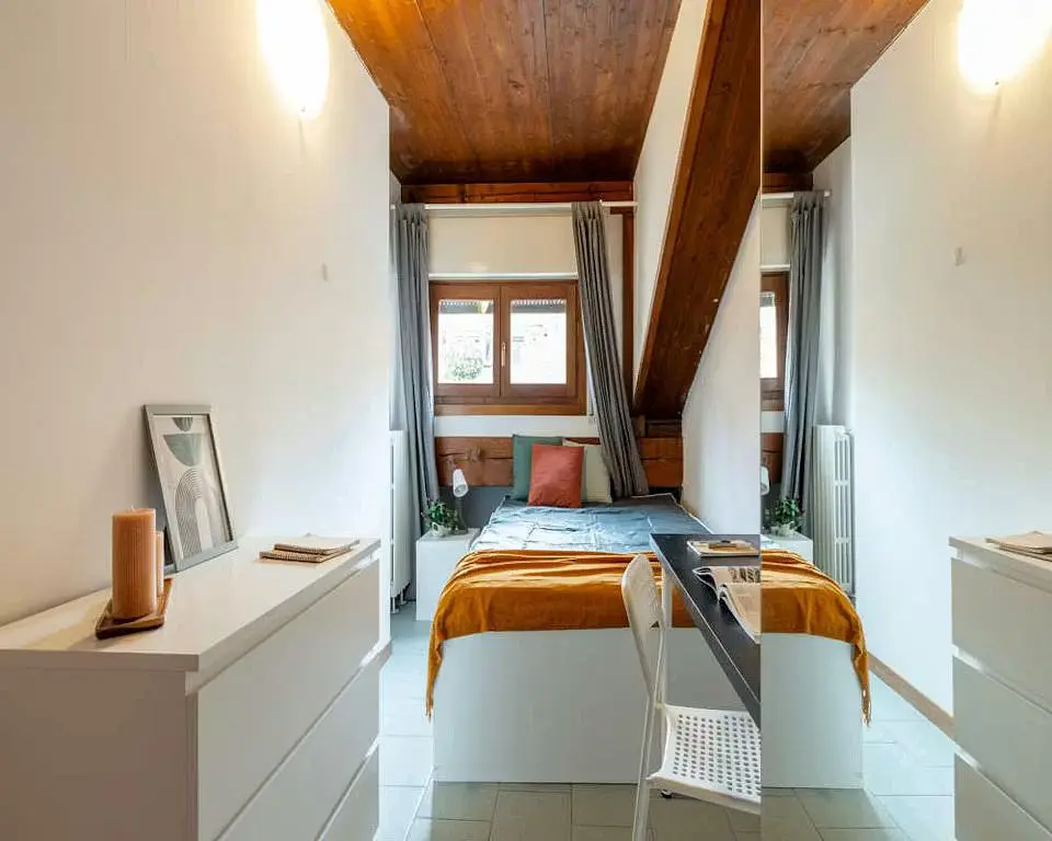 Slaapkamer; natuurlijk licht, houten balken, moderne stijl