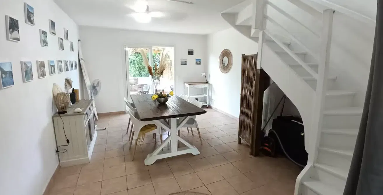 Wohnzimmer; fliesenboden, tageslicht, moderner stil