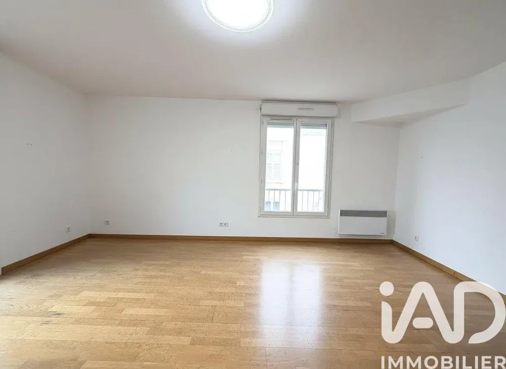 Salón; suelo de madera, luz natural