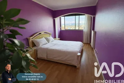 Chambre; vue, parquet, lumière naturelle