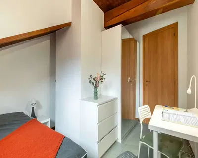 Yatak odası; doğal ışık, ahşap kirişler