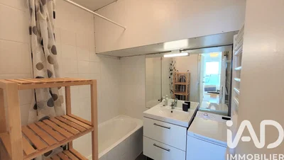 Купатило; плочице, реновиран, природно светло, модерни стил