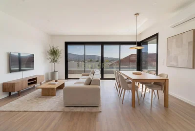 Sala de estar; vista, chão de madeira, luz natural, estilo moderno