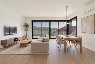غرفة معيشة; إطلالة, أرضية خشبية, ضوء طبيعي, أسلوب عصري