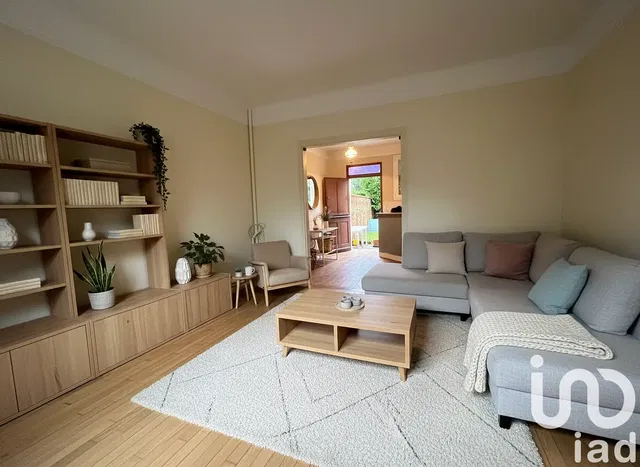 Living room; natural light, modern style, wood floor