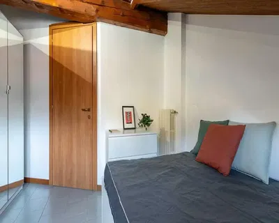 Slaapkamer; houten balken, tegelvloer, natuurlijk licht