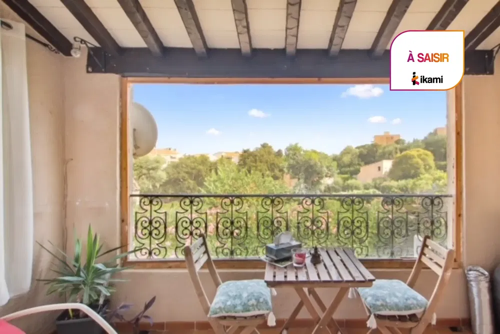 Balkon; manzara, ahşap kirişler, doğal ışık