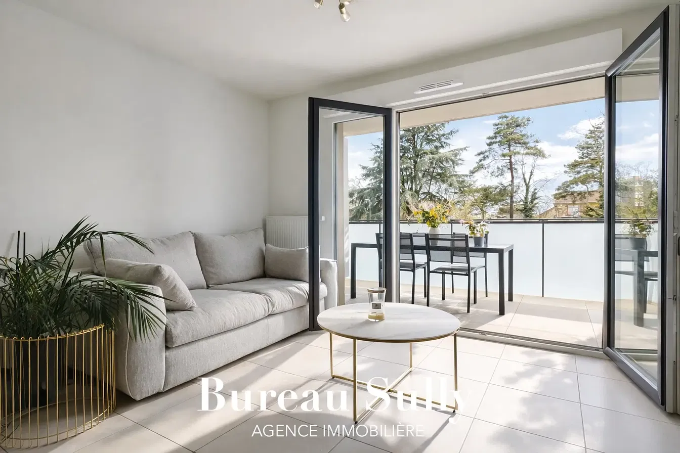 Soggiorno; vista, pavimento in piastrelle, luce naturale, stile moderno