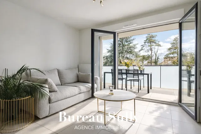 Soggiorno; vista, pavimento in piastrelle, luce naturale, stile moderno