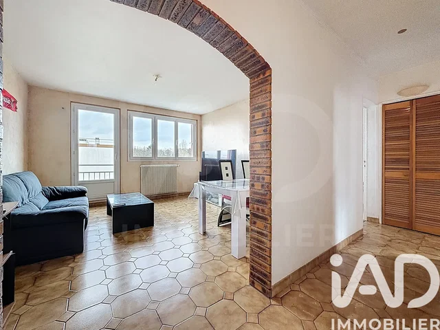 Soggiorno; pavimento in piastrelle, vista, luce naturale