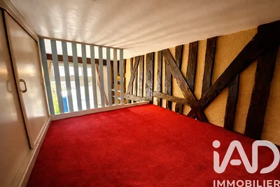 Oda; ahşap kirişler, rustik stil