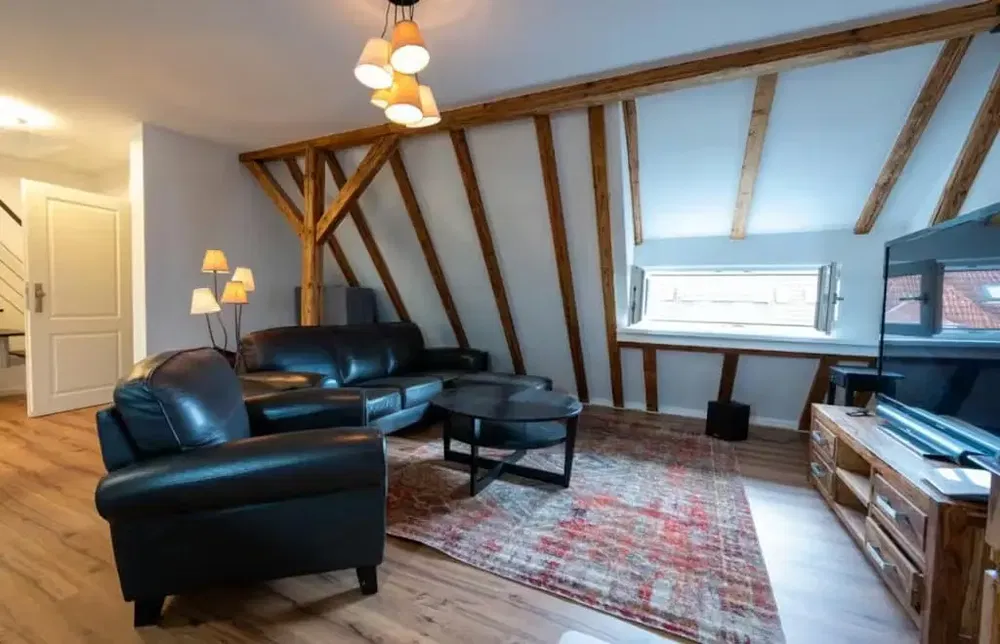 Wohnzimmer; holzbalken, tageslicht, rustikaler stil