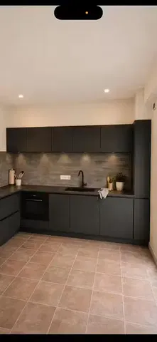 Keuken; keukenapparatuur, tegelvloer, gerenoveerd