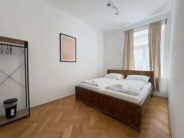 Quarto; chão de madeira, luz natural