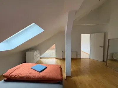 Ložnice; přirozené světlo, dřevěná podlaha