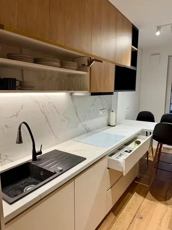 Küche; küchengeräte, tageslicht, moderner stil