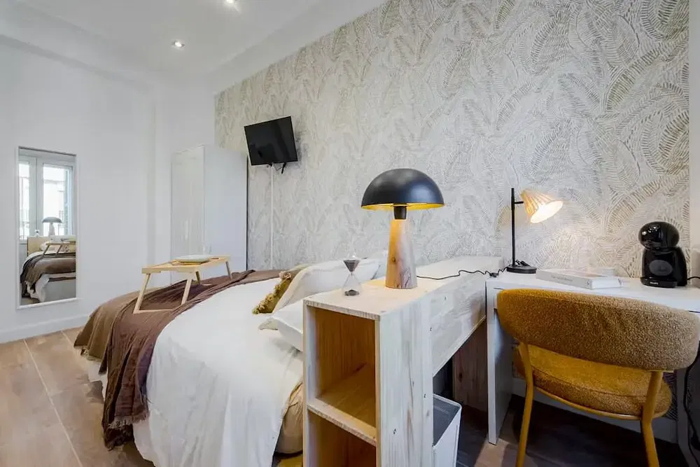 Ložnice; přirozené světlo, moderní styl