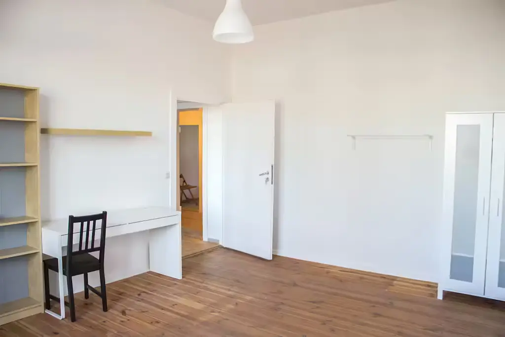 Yatak odası; ahşap zemin, doğal ışık