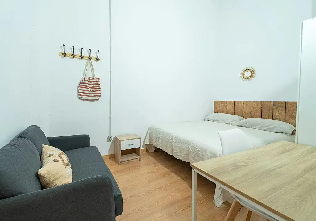 Schlafzimmer; holzboden, tageslicht