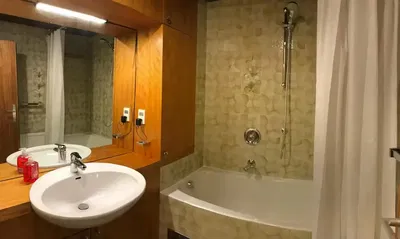 Badezimmer; fliesenboden, tageslicht, renoviert