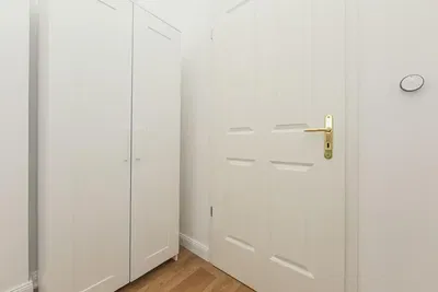 Γκαρνταρόμπα; ξύλινο πάτωμα, ανακαινισμένο