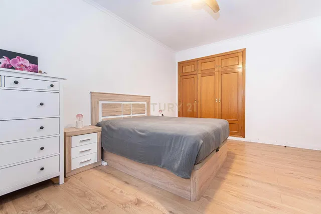 Schlafzimmer; holzboden, tageslicht