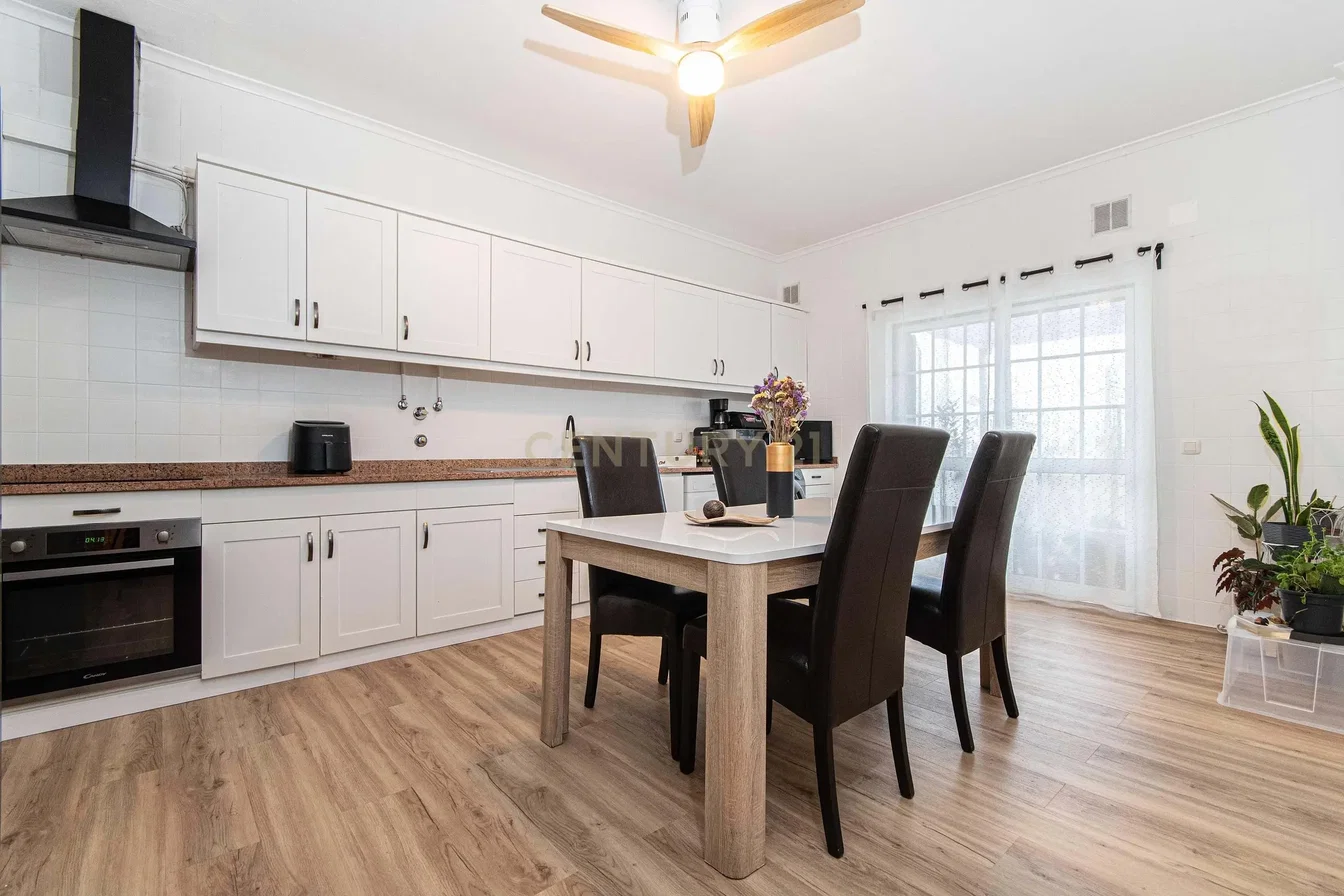 Кухиња; кухињски апарати, природно светло, модерни стил
