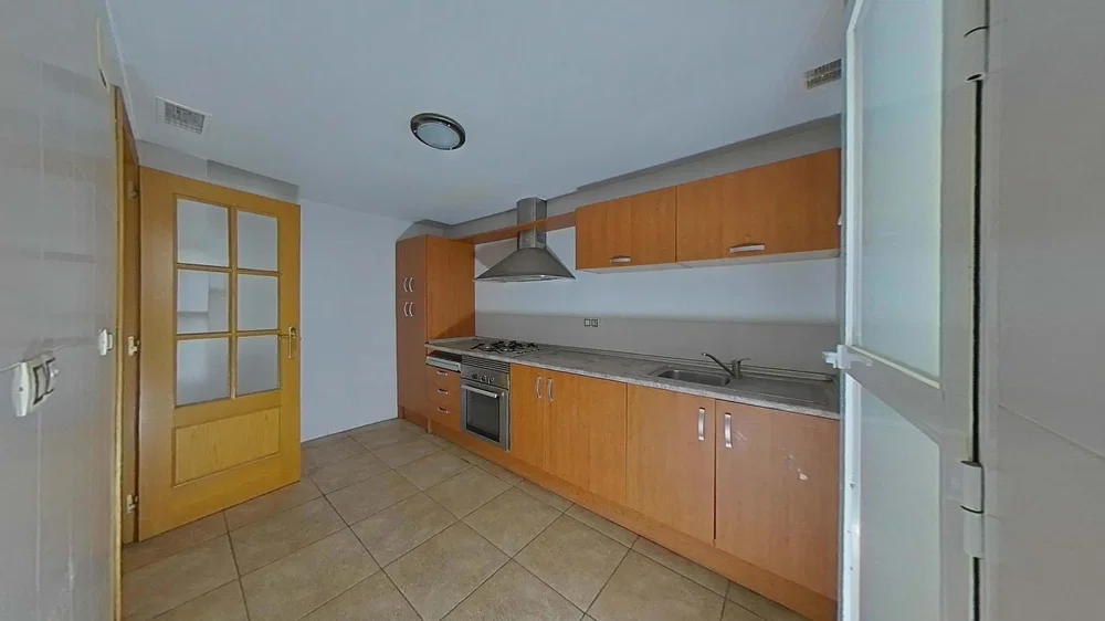 Cuisine; électroménager, carrelage, lumière naturelle