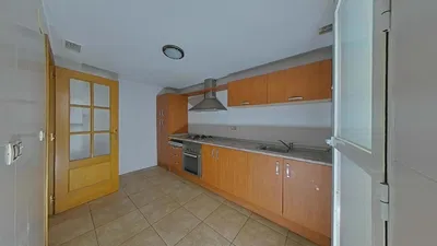 Cuisine; électroménager, carrelage, lumière naturelle