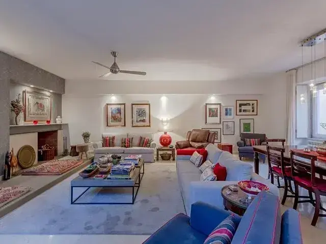 Sala de estar; lareira, luz natural, estilo moderno