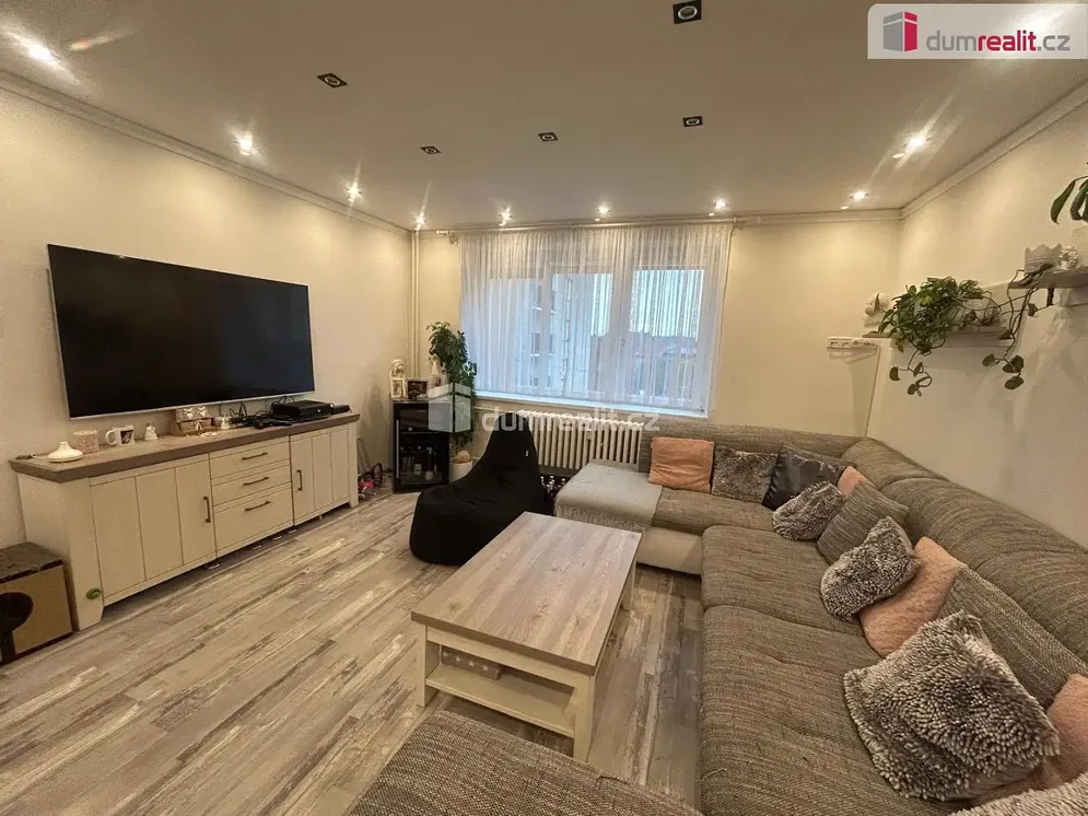 Obývací pokoj; přirozené světlo, moderní styl