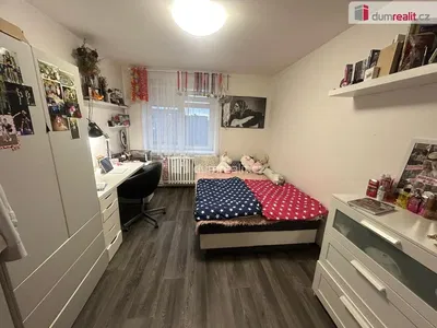 Ložnice; dřevěná podlaha, přirozené světlo