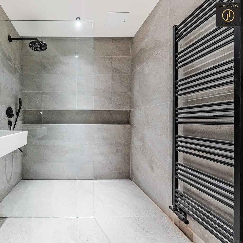 Badezimmer; fliesenboden, renoviert, tageslicht, moderner stil