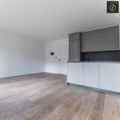 Κουζίνα; ξύλινο πάτωμα, ανακαινισμένο, φυσικό φως