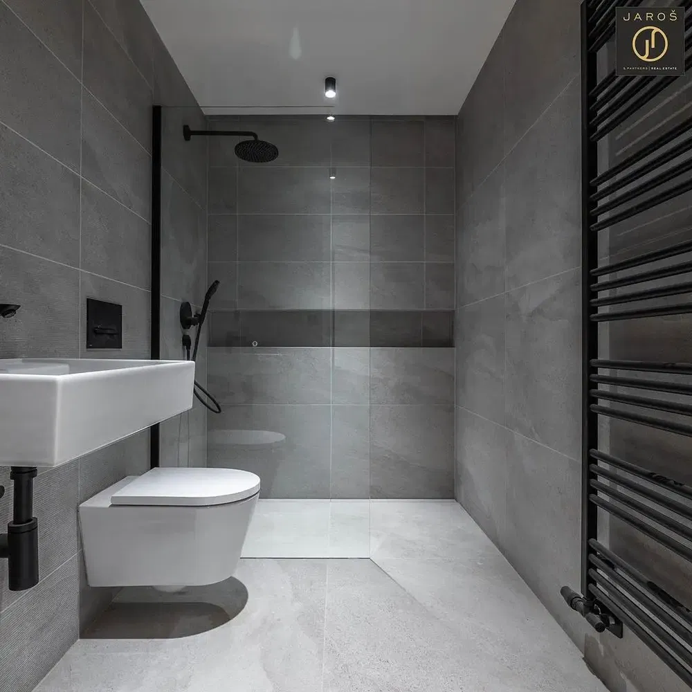 Μπάνιο; πλακάκια, ανακαινισμένο, φυσικό φως, μοντέρνο στυλ