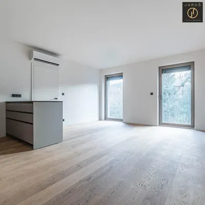 Σαλόνι; θέα, ξύλινο πάτωμα, φυσικό φως, ανακαινισμένο