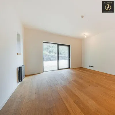 Хол; дървен под, естествена светлина, гледка