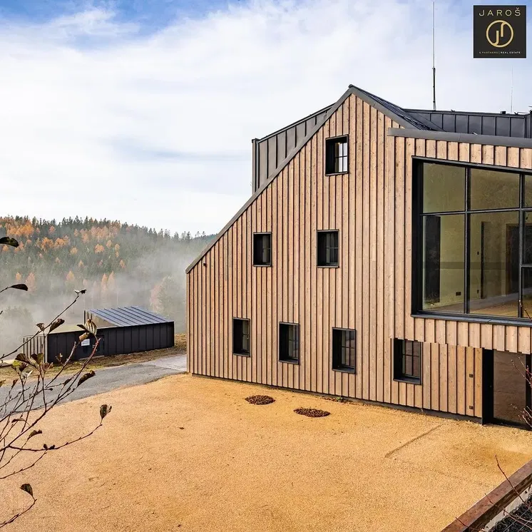 Къща и околности; гледка, дървени греди, дървен под, високи тавани