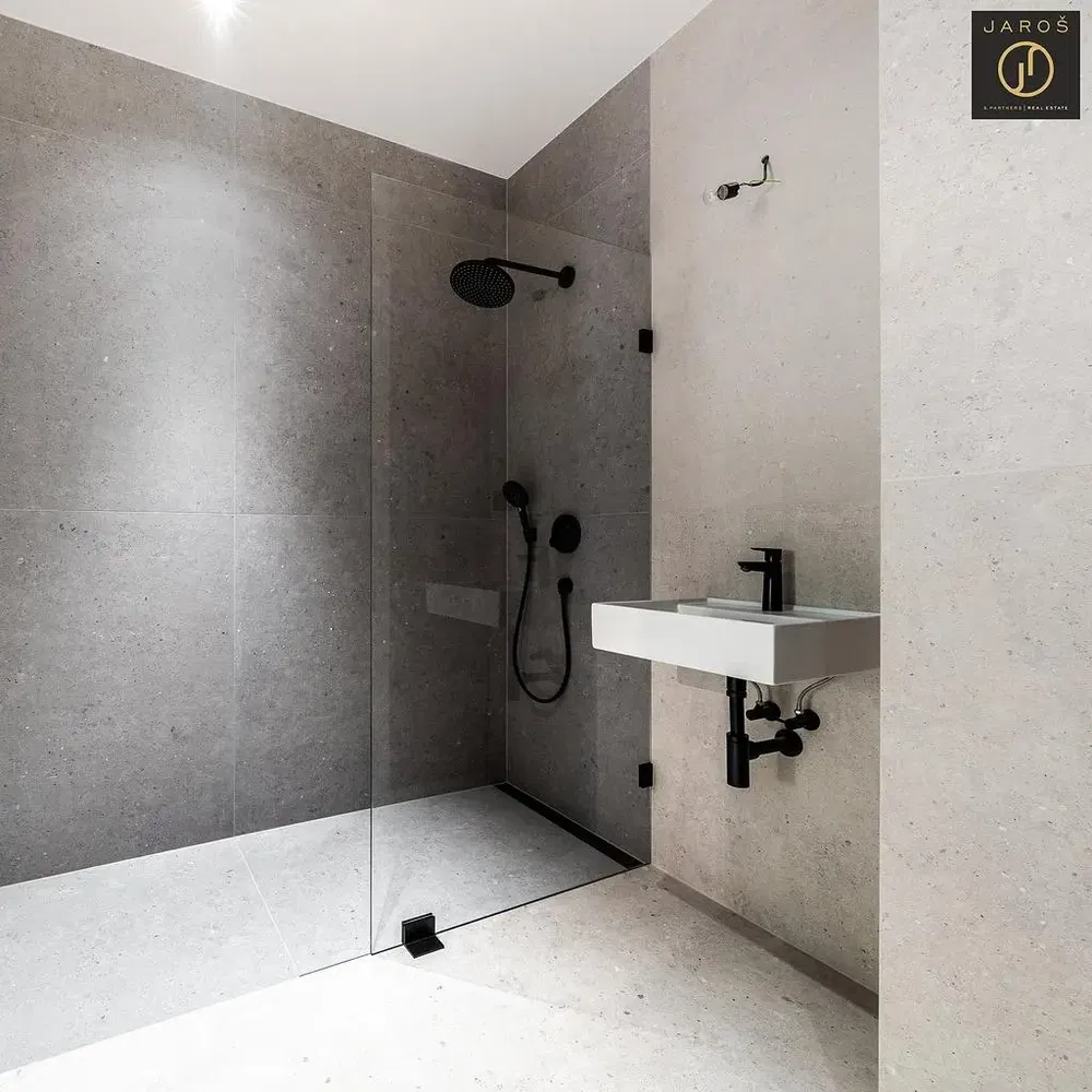 Баня; плочки, естествена светлина, ремонтиран